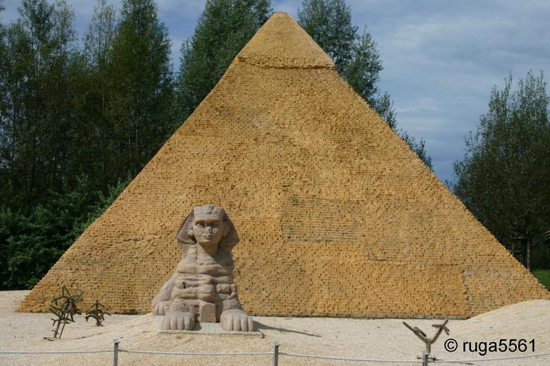 Pyramide mit Sphinx.jpg